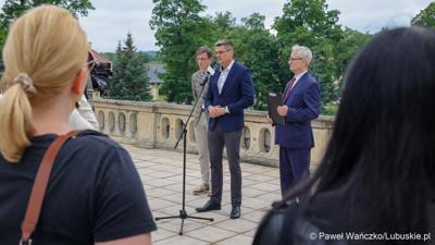 Uczestnicy konferencji prasowej w Centrum Leczenia Dzieci i Młodzieży w Zaborze Wicemarszałek Województwa Lubuskiego Sebastian Ciemnoczołowski (w środku), dyrektor Centrum Leczenia Dzieci i Młodzieży w Zaborze Andrzej Żywień (z prawej) oraz dyrektor do spraw medycznych Centrum Leczenia Dzieci i Młodzieży w Zaborze dr n. med. Przemysław Zakowicz.