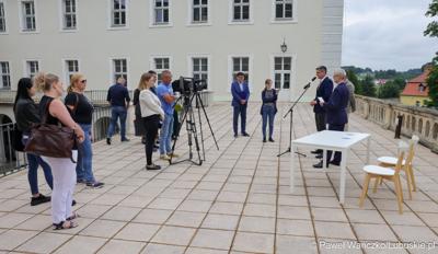 Uczestnicy konferencji prasowej w Centrum Leczenia Dzieci i Młodzieży w Zaborze