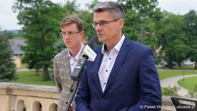 Uczestnicy konferencji prasowej w Centrum Leczenia Dzieci i Młodzieży w Zaborze Wicemarszałek Województwa Lubuskiego Sebastian Ciemnoczołowski (przy mikrofonie) oraz dyrektor do spraw medycznych Centrum Leczenia Dzieci i Młodzieży w Zaborze dr n. med. Przemysław Zakowicz.