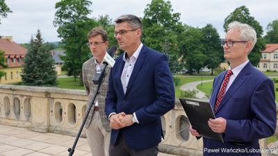 Uczestnicy konferencji prasowej w Centrum Leczenia Dzieci i Młodzieży w Zaborze Wicemarszałek Województwa Lubuskiego Sebastian Ciemnoczołowski (w środku), dyrektor Centrum Leczenia Dzieci i Młodzieży w Zaborze Andrzej Żywień (z prawej) oraz dyrektor do spraw medycznych Centrum Leczenia Dzieci i Młodzieży w Zaborze dr n. med. Przemysław Zakowicz.