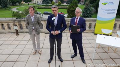 Uczestnicy konferencji prasowej w Centrum Leczenia Dzieci i Młodzieży w Zaborze Wicemarszałek Województwa Lubuskiego Sebastian Ciemnoczołowski (w środku), dyrektor Centrum Leczenia Dzieci i Młodzieży w Zaborze Andrzej Żywień (z prawej) oraz dyrektor do spraw medycznych Centrum Leczenia Dzieci i Młodzieży w Zaborze dr n. med. Przemysław Zakowicz.