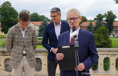 Uczestnicy konferencji prasowej w Centrum Leczenia Dzieci i Młodzieży w Zaborze: dyrektor Centrum Leczenia Dzieci i Młodzieży w Zaborze Andrzej Żywień (przy mikrofonie), Wicemarszałek Województwa Lubuskiego Sebastian Ciemnoczołowski (w środku) oraz dyrektor do spraw medycznych Centrum Leczenia Dzieci i Młodzieży w Zaborze dr n. med. Przemysław Zakowicz.