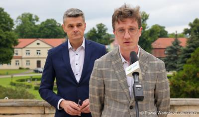 Uczestnicy konferencji prasowej w Centrum Leczenia Dzieci i Młodzieży w Zaborze: dyrektor do spraw medycznych Centrum Leczenia Dzieci i Młodzieży w Zaborze dr n. med. Przemysław Zakowicz (przy mikrofonie) oraz Wicemarszałek Województwa Lubuskiego Sebastian Ciemnoczołowski.