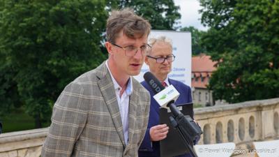 Uczestnicy konferencji prasowej w Centrum Leczenia Dzieci i Młodzieży w Zaborze: dyrektor do spraw medycznych Centrum Leczenia Dzieci i Młodzieży w Zaborze dr n. med. Przemysław Zakowicz (przy mikrofonie) oraz dyrektor Centrum Leczenia Dzieci i Młodzieży w Zaborze Andrzej Żywień,