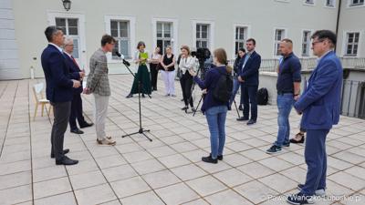 Uczestnicy konferencji prasowej w Centrum Leczenia Dzieci i Młodzieży w Zaborze