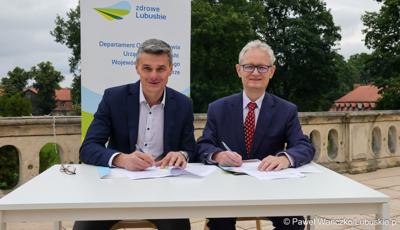 Wicemarszałek Województwa Lubuskiego Sebastian Ciemnoczołowski (z lewej) oraz dyrektor Centrum Leczenia Dzieci i Młodzieży w Zaborze Andrzej Żywień 