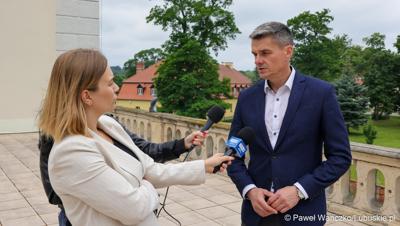 Wicemarszałek Województwa Lubuskiego Sebastian Ciemnoczołowski udziela wywiadu mediom