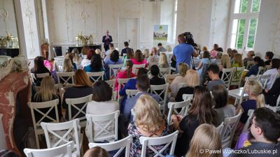 Uczestnicy konferencji „Dzieci i młodzież w kryzysie psychicznym” w Sali Kryształowej w  Centrum Leczenia Dzieci i Młodzieży w Zaborze