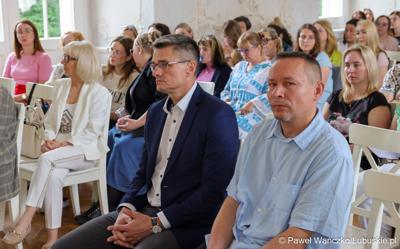 Uczestnicy konferencji „Dzieci i młodzież w kryzysie psychicznym” w Sali Kryształowej w  Centrum Leczenia Dzieci i Młodzieży w Zaborze