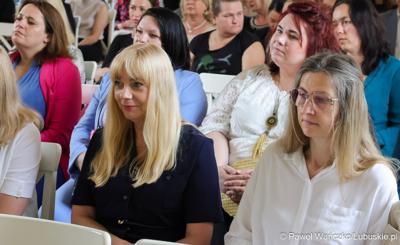 Uczestnicy konferencji „Dzieci i młodzież w kryzysie psychicznym” w Sali Kryształowej w  Centrum Leczenia Dzieci i Młodzieży w Zaborze