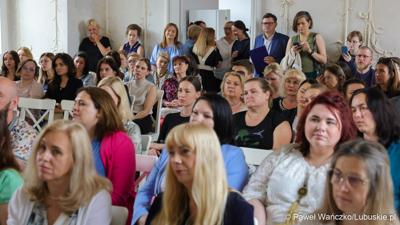 Uczestnicy konferencji „Dzieci i młodzież w kryzysie psychicznym” w Sali Kryształowej w  Centrum Leczenia Dzieci i Młodzieży w Zaborze