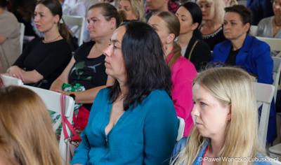 Uczestnicy konferencji „Dzieci i młodzież w kryzysie psychicznym” w Sali Kryształowej w  Centrum Leczenia Dzieci i Młodzieży w Zaborze