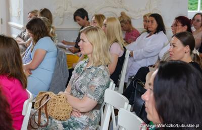 Uczestnicy konferencji „Dzieci i młodzież w kryzysie psychicznym” w Sali Kryształowej w  Centrum Leczenia Dzieci i Młodzieży w Zaborze
