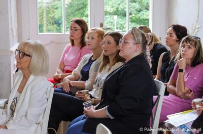 Uczestnicy konferencji „Dzieci i młodzież w kryzysie psychicznym” w Sali Kryształowej w  Centrum Leczenia Dzieci i Młodzieży w Zaborze