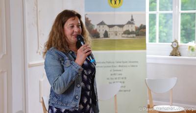 Uczestniczka konferencji „Dzieci i młodzież w kryzysie psychicznym” w Sali Kryształowej w  Centrum Leczenia Dzieci i Młodzieży w Zaborze