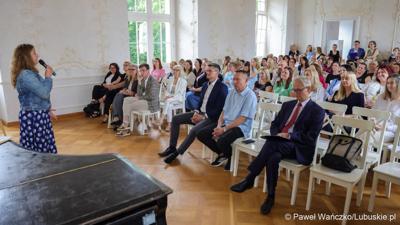 Uczestnicy konferencji „Dzieci i młodzież w kryzysie psychicznym” w Sali Kryształowej w  Centrum Leczenia Dzieci i Młodzieży w Zaborze