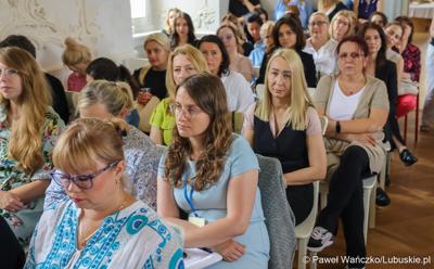 Uczestnicy konferencji „Dzieci i młodzież w kryzysie psychicznym” w Sali Kryształowej w  Centrum Leczenia Dzieci i Młodzieży w Zaborze