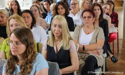 Uczestnicy konferencji „Dzieci i młodzież w kryzysie psychicznym” w Sali Kryształowej w  Centrum Leczenia Dzieci i Młodzieży w Zaborze