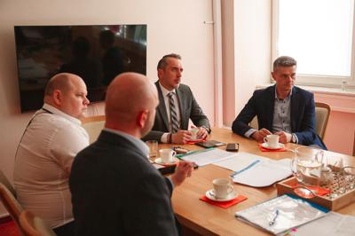 Wicemarszałek Sebastian Ciemnoczołowski na spotkaniu z Prezydentem i Wiceprezydentem Zielonej Góry