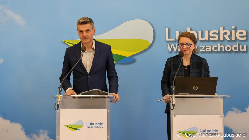 Wicemarszałek Województwa Lubuskiego Sebastian Ciemnoczołowski oraz Izabela Zychowicz z Narodowego Instytutu Dziedzictwa, kierowniczka Zespołu ds. przygotowania Projektu pn. "Park Mużakowski - zwiększenie atrakcyjności turystycznej i dostępności obiektu światowego dziedzictwa UNESCO" podczas konferencji prasowej