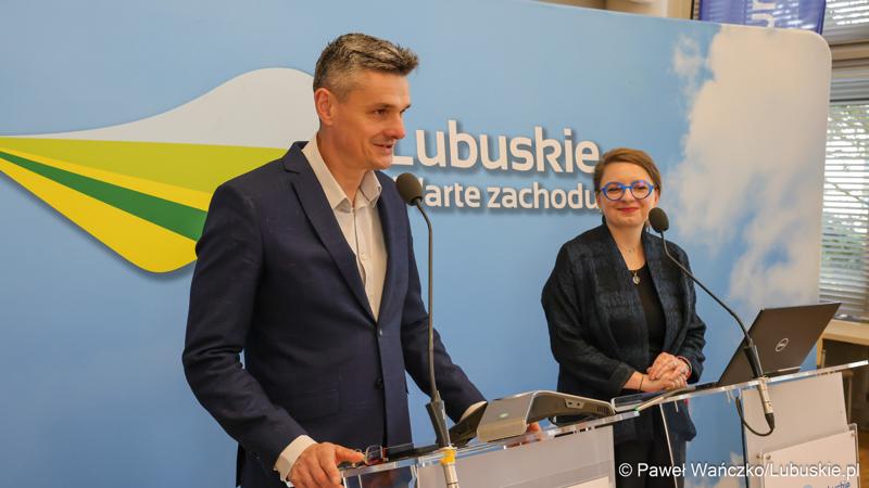 Wicemarszałek Województwa Lubuskiego Sebastian Ciemnoczołowski oraz Izabela Zychowicz z Narodowego Instytutu Dziedzictwa, kierowniczka Zespołu ds. przygotowania Projektu pn. "Park Mużakowski - zwiększenie atrakcyjności turystycznej i dostępności obiektu światowego dziedzictwa UNESCO" podczas konferencji prasowej