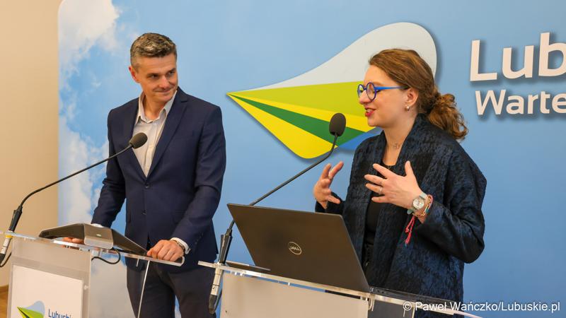 Wicemarszałek Województwa Lubuskiego Sebastian Ciemnoczołowski oraz Izabela Zychowicz z Narodowego Instytutu Dziedzictwa, kierowniczka Zespołu ds. przygotowania Projektu pn. "Park Mużakowski - zwiększenie atrakcyjności turystycznej i dostępności obiektu światowego dziedzictwa UNESCO" podczas konferencji prasowej