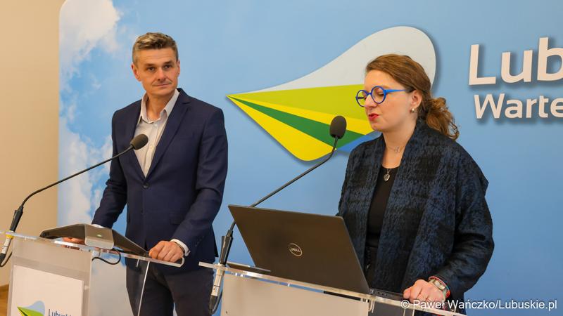 Wicemarszałek Województwa Lubuskiego Sebastian Ciemnoczołowski oraz Izabela Zychowicz z Narodowego Instytutu Dziedzictwa, kierowniczka Zespołu ds. przygotowania Projektu pn. "Park Mużakowski - zwiększenie atrakcyjności turystycznej i dostępności obiektu światowego dziedzictwa UNESCO" podczas konferencji prasowej