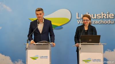 Wicemarszałek Województwa Lubuskiego Sebastian Ciemnoczołowski oraz Izabela Zychowicz z Narodowego Instytutu Dziedzictwa, kierowniczka Zespołu ds. przygotowania Projektu pn. "Park Mużakowski - zwiększenie atrakcyjności turystycznej i dostępności obiektu światowego dziedzictwa UNESCO" podczas konferencji prasowej

