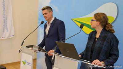 Wicemarszałek Województwa Lubuskiego Sebastian Ciemnoczołowski oraz Izabela Zychowicz z Narodowego Instytutu Dziedzictwa, kierowniczka Zespołu ds. przygotowania Projektu pn. "Park Mużakowski - zwiększenie atrakcyjności turystycznej i dostępności obiektu światowego dziedzictwa UNESCO" podczas konferencji prasowej
