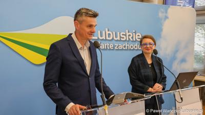 Wicemarszałek Województwa Lubuskiego Sebastian Ciemnoczołowski oraz Izabela Zychowicz z Narodowego Instytutu Dziedzictwa, kierowniczka Zespołu ds. przygotowania Projektu pn. "Park Mużakowski - zwiększenie atrakcyjności turystycznej i dostępności obiektu światowego dziedzictwa UNESCO" podczas konferencji prasowej
