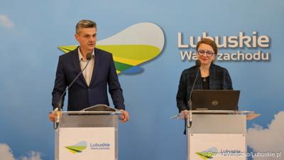 Wicemarszałek Województwa Lubuskiego Sebastian Ciemnoczołowski oraz Izabela Zychowicz z Narodowego Instytutu Dziedzictwa, kierowniczka Zespołu ds. przygotowania Projektu pn. "Park Mużakowski - zwiększenie atrakcyjności turystycznej i dostępności obiektu światowego dziedzictwa UNESCO" podczas konferencji prasowej
