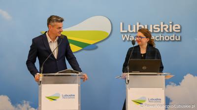 Wicemarszałek Województwa Lubuskiego Sebastian Ciemnoczołowski oraz Izabela Zychowicz z Narodowego Instytutu Dziedzictwa, kierowniczka Zespołu ds. przygotowania Projektu pn. "Park Mużakowski - zwiększenie atrakcyjności turystycznej i dostępności obiektu światowego dziedzictwa UNESCO" podczas konferencji prasowej
