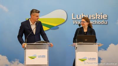 Wicemarszałek Województwa Lubuskiego Sebastian Ciemnoczołowski oraz Izabela Zychowicz z Narodowego Instytutu Dziedzictwa, kierowniczka Zespołu ds. przygotowania Projektu pn. "Park Mużakowski - zwiększenie atrakcyjności turystycznej i dostępności obiektu światowego dziedzictwa UNESCO" podczas konferencji prasowej
