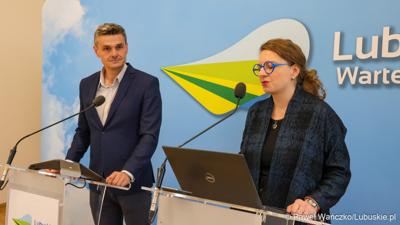 Wicemarszałek Województwa Lubuskiego Sebastian Ciemnoczołowski oraz Izabela Zychowicz z Narodowego Instytutu Dziedzictwa, kierowniczka Zespołu ds. przygotowania Projektu pn. "Park Mużakowski - zwiększenie atrakcyjności turystycznej i dostępności obiektu światowego dziedzictwa UNESCO" podczas konferencji prasowej
