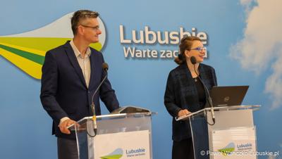 Wicemarszałek Województwa Lubuskiego Sebastian Ciemnoczołowski oraz Izabela Zychowicz z Narodowego Instytutu Dziedzictwa, kierowniczka Zespołu ds. przygotowania Projektu pn. "Park Mużakowski - zwiększenie atrakcyjności turystycznej i dostępności obiektu światowego dziedzictwa UNESCO" podczas konferencji prasowej

