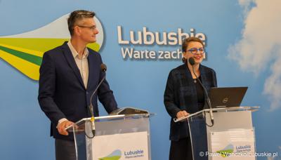 Wicemarszałek Województwa Lubuskiego Sebastian Ciemnoczołowski oraz Izabela Zychowicz z Narodowego Instytutu Dziedzictwa, kierowniczka Zespołu ds. przygotowania Projektu pn. "Park Mużakowski - zwiększenie atrakcyjności turystycznej i dostępności obiektu światowego dziedzictwa UNESCO" podczas konferencji prasowej
