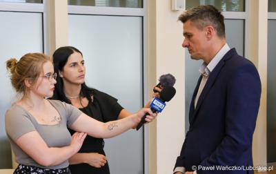 Wicemarszałek Województwa Lubuskiego Sebastian Ciemnoczołowski udziela wywiadu mediom  