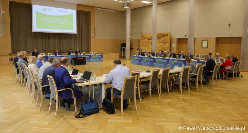 Uczestnicy posiedzenia Wojewódzkiej Rady Dialogu Społecznego w Zielonej Górze