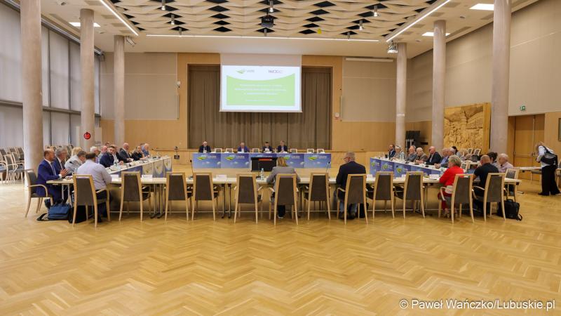 Uczestnicy posiedzenia Wojewódzkiej Rady Dialogu Społecznego w Zielonej Górze
