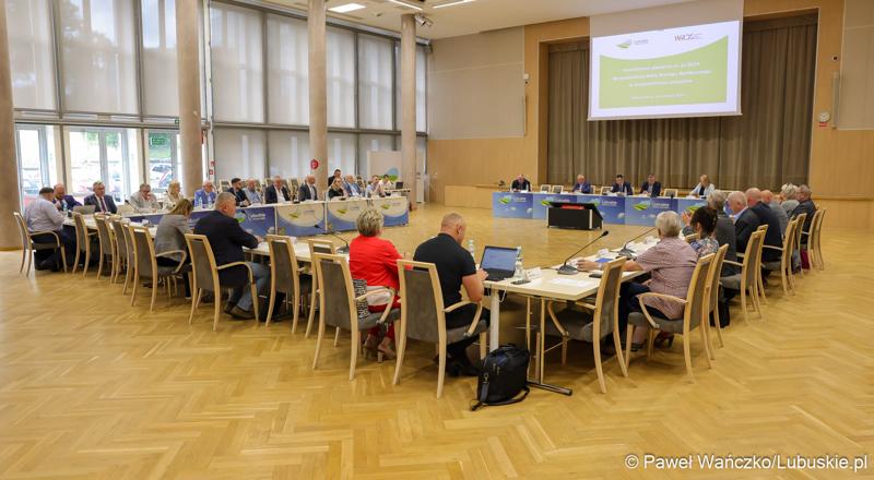 Uczestnicy posiedzenia Wojewódzkiej Rady Dialogu Społecznego w Zielonej Górze