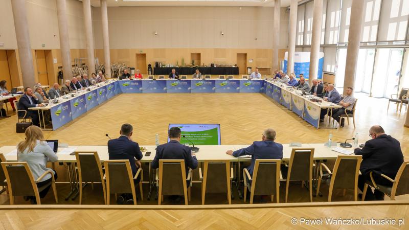 Uczestnicy posiedzenia Wojewódzkiej Rady Dialogu Społecznego w Zielonej Górze