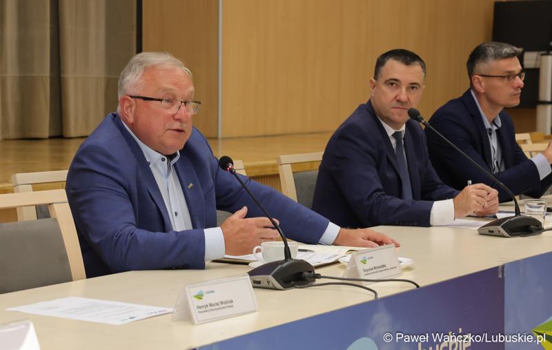Bogusław Motowidełko przemawia podczas posiedzenia Wojewódzkiej Rady Dialogu Społecznego w Zielonej Górze