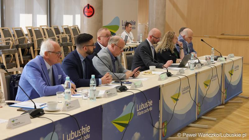 Uczestnicy posiedzenia Wojewódzkiej Rady Dialogu Społecznego w Zielonej Górze