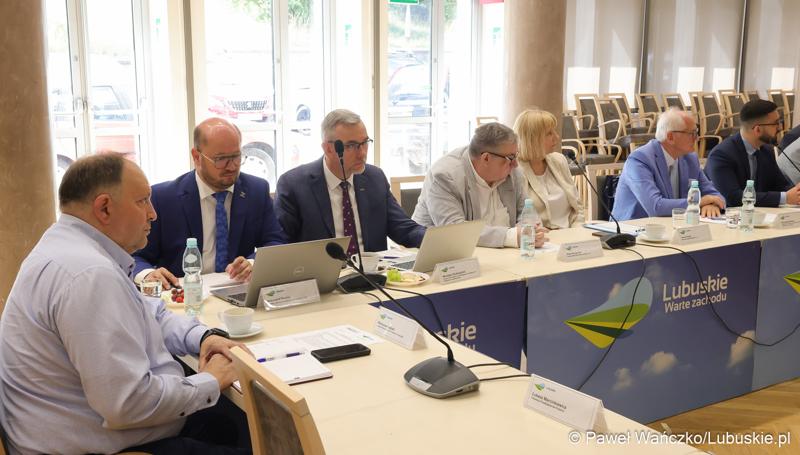 Uczestnicy posiedzenia Wojewódzkiej Rady Dialogu Społecznego w Zielonej Górze