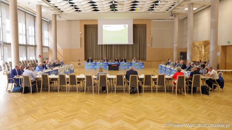 Uczestnicy posiedzenia Wojewódzkiej Rady Dialogu Społecznego w Zielonej Górze