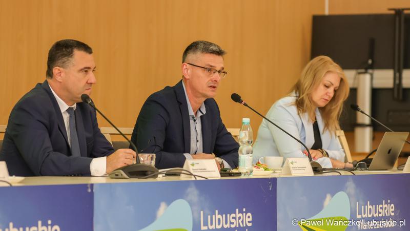 Wicemarszałek Województwa Lubuskiego Sebastian Ciemnoczołowski przemawia podczas posiedzenia Wojewódzkiej Rady Dialogu Społecznego w Zielonej Górze