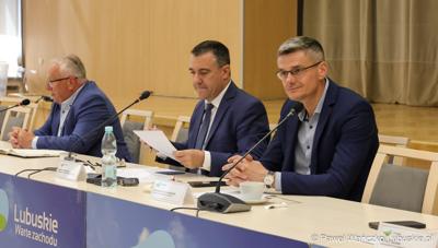 Uczestnicy posiedzenia Wojewódzkiej Rady Dialogu Społecznego w Zielonej Górze