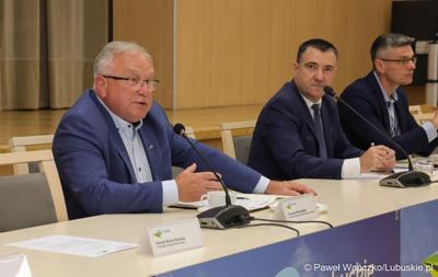 Bogusław Motowidełko przemawia podczas posiedzenia Wojewódzkiej Rady Dialogu Społecznego w Zielonej Górze