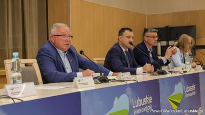 Uczestnicy posiedzenia Wojewódzkiej Rady Dialogu Społecznego w Zielonej Górze