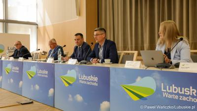 Wicemarszałek Województwa Lubuskiego Sebastian Ciemnoczołowski przemawia podczas posiedzenia Wojewódzkiej Rady Dialogu Społecznego w Zielonej Górze